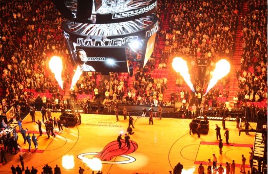 崩盘预警！皇马更衣室分裂，阿隆索帅位悬了，战曼城是最后救赎！（危机警报：皇马更衣室现分歧，阿隆索帅位告急，对阵曼城成最后机会）