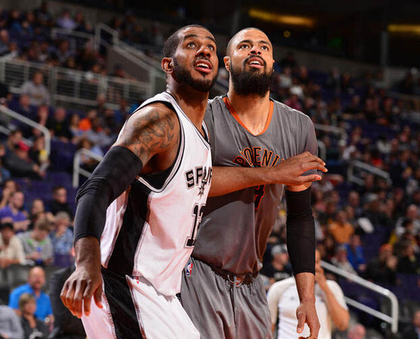 欧冠决赛用球谍照：包含白+深紫，灵感来自举办城市布达佩斯（欧冠决赛用球曝光：白+深紫配色，灵感源于布达佩斯）