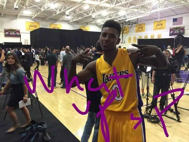 莱万：续约的事不急，就算现在有人联系我，我也不会给出答复（莱万：续约不着急，就算有人来谈也暂不答复）