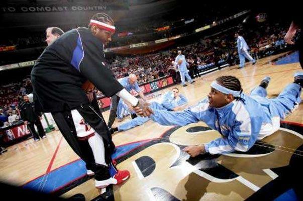 东西部得分王各砍10分，詹姆斯贡献劈扣，两队首节战平（东西部得分王齐取10分，詹姆斯上演暴扣，首节双方战成平手）