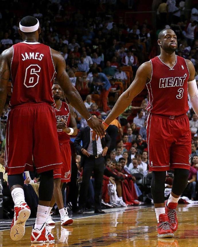 勇士官方：格林扭伤右脚，本场比赛不会回归（勇士官方通报：格林右脚扭伤，本场比赛提前退场）