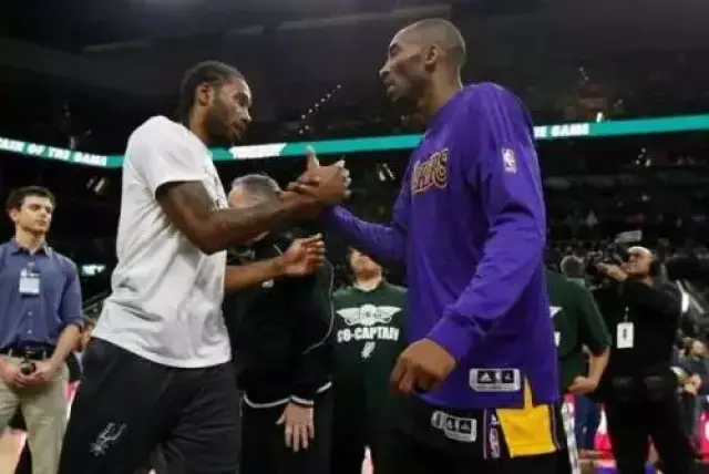 尤文全队和球迷一起出现在登机口，斯帕莱蒂和球迷们友好互动（尤文全队与球迷同现登机口，斯帕莱蒂亲切互动）