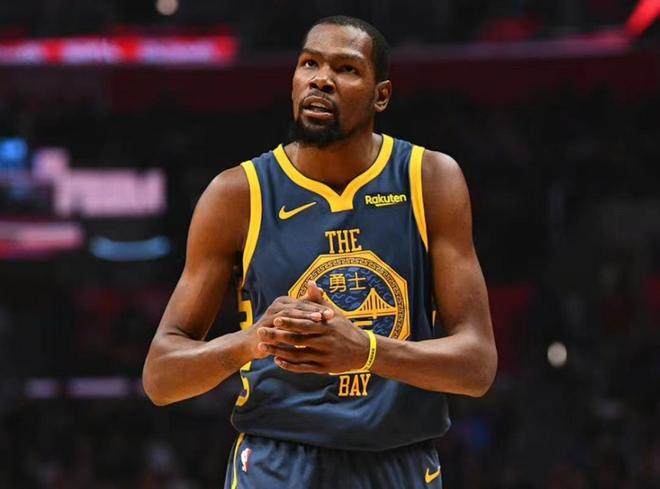 教练公开怒喷裁判，记者会炸裂（教练当众痛斥裁判，记者会火药味十足）