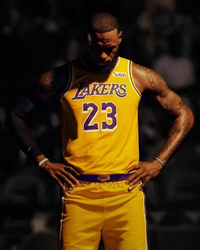 足球曼城后防核心伤缺三周，赛程压力巨大（曼城后防大将因伤缺阵三周，密集赛程压力陡增）