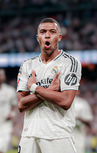 马丁内斯：昨天训练后B费让内维斯主罚任意球；更衣室氛围很好（马丁内斯透露：B费昨训后将任意球机会让给内维斯，更衣室气氛不错）