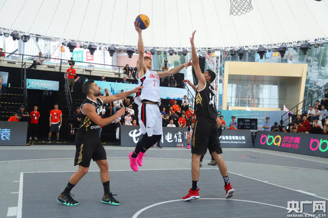 0-2大冷门！14亿豪门主场轰然倒下5轮1胜两大边后卫染红+中卫重伤（0-2爆冷！身价14亿豪门主场折戟，近5轮仅1胜，双边后卫染红+中卫重伤）